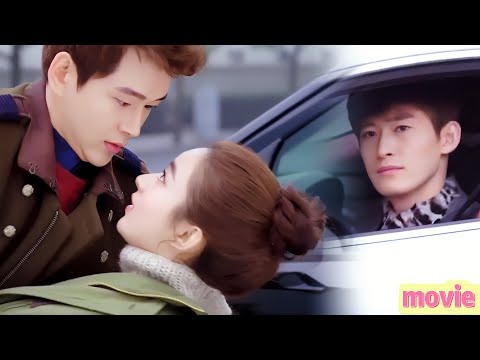 Видео: Золушка💞 в объятиях друга, шеф наблюдает всё из машины😡 Взгляды полны вызова🔥