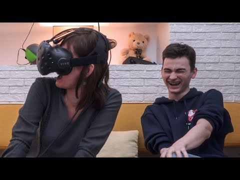 Видео: Моя Мама Пробует VR