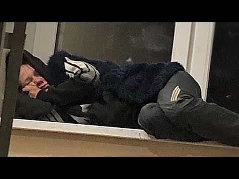 Видео: ДЕВУШКУ-ИНВАЛИДА НЕ ПУСКАЮТ В СОБСТВЕННУЮ КВАРТИРУ. Мы приехали разобраться.