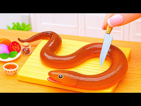 Видео: Ловля угря в реке и его приготовление 🐍 Как приготовить угря на пару с соей и имбирем на крошечно...