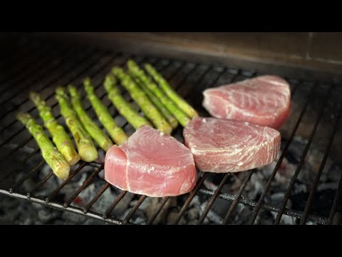 Видео: Стейк из тунца со спаржей на мангале - ресторан на даче!