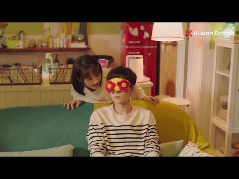 Видео: Он попросил поцелуй в награду, и она воспользовалась возможностью, чтобы пофлиртовать с ним.