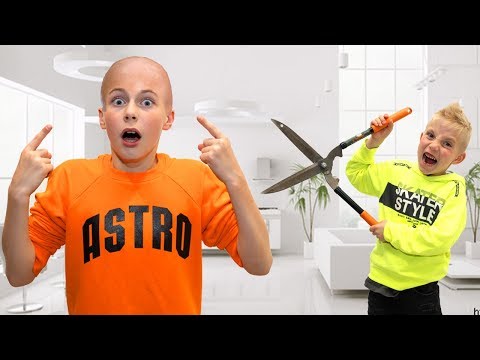 Видео: Даня ЛЫСЫЙ...Остались ОДНИ дома. Dania is bald ... ONE stayed at home.