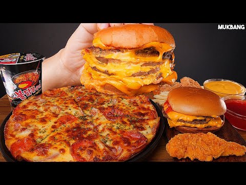 Видео: бургер и пицца, острая лапша McDonald's BURGER 🍔 PIZZA FIRE NOODLES EATING ASMR MUKBANG