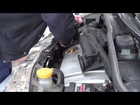 Видео: Замена правой лампочки в автомобиле Opel Meriva