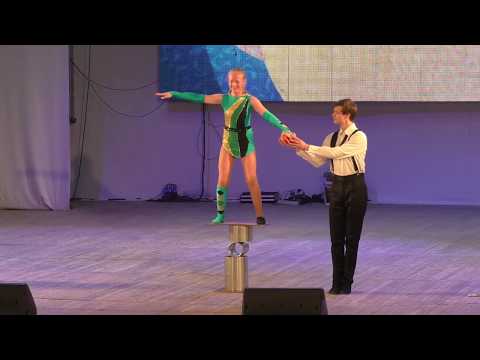 Видео: Цирковой эквилибр на катушках - Екатеринбургский цирк "Арлекино"