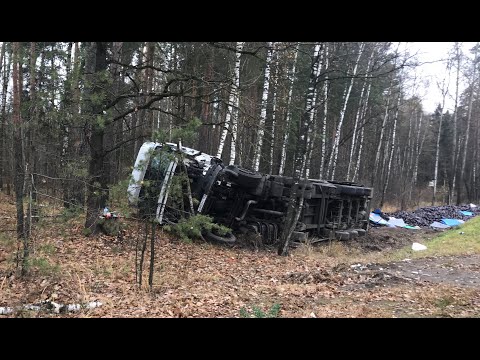 Видео: Грузовой эвакуатор/ подъем фуры из кювета, лежащей на боку/ Грузовая эвакуация