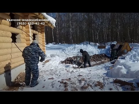 Видео: Как опустить насос в колодец и проложить трубу с водой в дом?