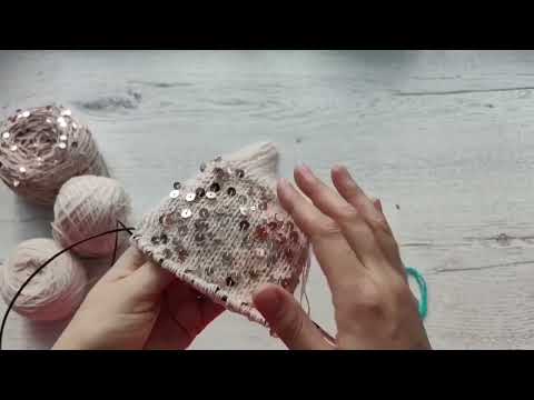 Видео: Варежки с пайетками спицами. Бесплатный МК