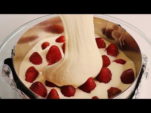 Видео: Самый нежнейший бисквит для шарлотки. Шарлотка с клубникой от которой невозможно оторваться!