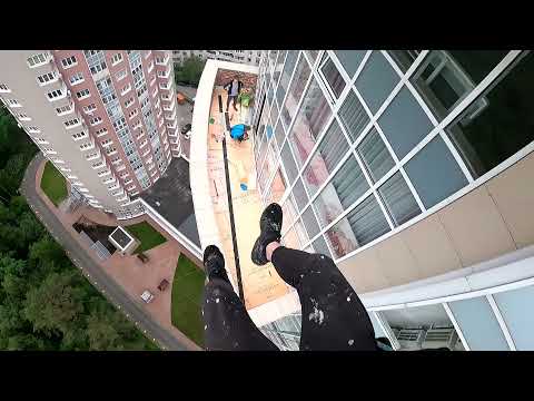 Видео: Демонтаж плитки вентилируемого фасада на 23 этаже.