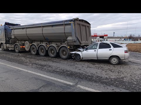 Видео: Двенашка смертельно забилась под стоячий на обочине самосвал