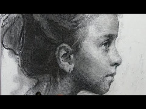 Видео: Как правильно рисовать портрет? Холст, уголь.