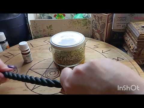 Видео: Как сделать и заговорить свечи на очищение?