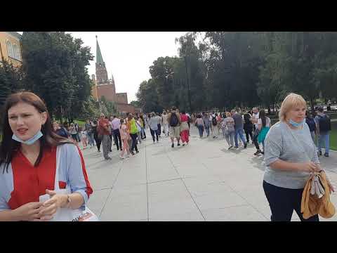 Видео: Пост Почетного караула у Вечного огня на могиле Неизвестного Солдата у стен Московского Кремля .