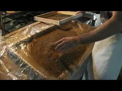 Видео: извлекаю пергу.technology to extract  bee pollen.