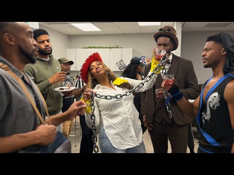 Видео: Мать Шанайи, Зина, пьяная, начинает вести себя как гусь на вечеринке Чейза в честь Хэллоуина.