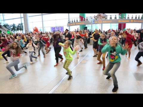 Видео: Новогодний флэшмоб в Аэропорту Домодедово | New Year flash mob at Domodedovo Airport