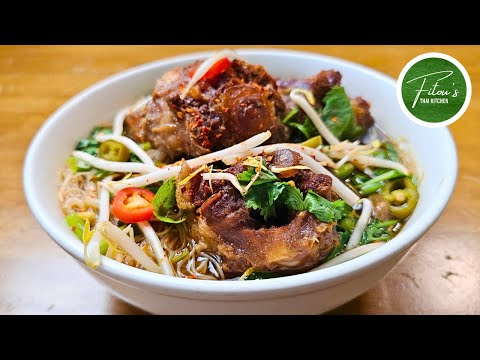 Видео: Этот суп с лапшой из бычьего хвоста растопит ваше сердце | Fitous Thai Kitchen