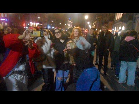 Видео: Уличные музыканты Питер Женя и Настя на Невском 4 ноября ч2 - Батареи