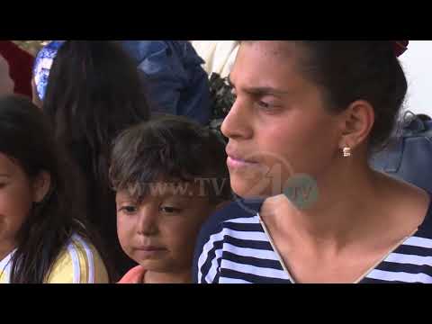 Видео: Од улица на улица, сами, пет ромски семејства со години живеат во спортска сала