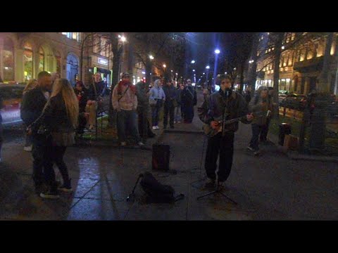 Видео: Уличные музыканты Питер Влад гр. по Себе на Большой Конюшенной 2 ноября ч1 - Ночь