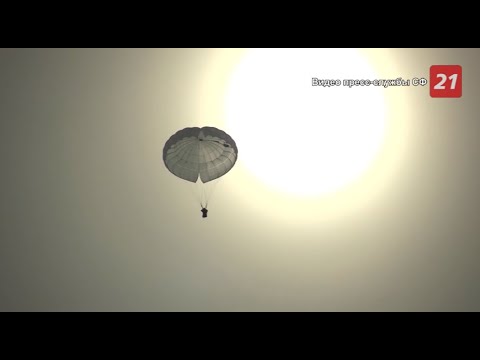 Видео: Десантники Северного флота выполнили прыжки с парашютом с вертолета Ми-8