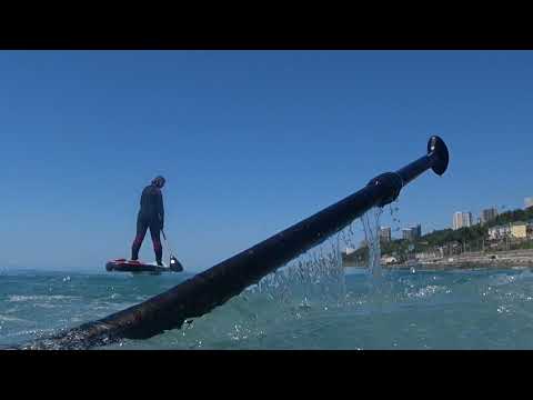 Видео: SUP сёрфинг в Чёрном море, Сочи, пляж Зелёной рощи.