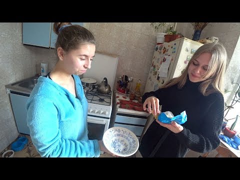 Видео: ПЕРВОЕ ЗНАКОМСТВО ПОЛИНЫ И МАМЫ / ПОЛЯ ПРИГОТОВИЛА ЧИЗКЕЙК 😘