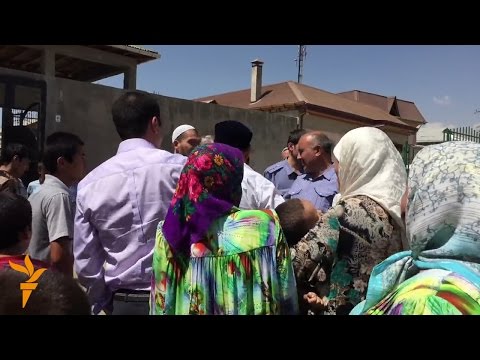 Видео: Сокинони деҳаи Алочабоф: "Фурӯшгоҳ дар рӯи қабри кӯдакон лозим нест!"