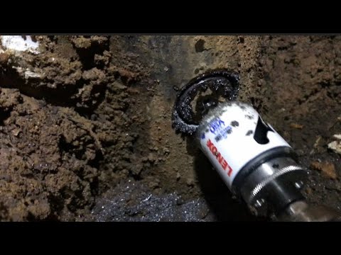 Видео: Установка скважинного адаптера / зимнее водоснабжение