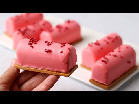 Видео: Муссовое пирожное ТВОРОЖНЫЙ СЫРОК с клубничной начинкой и песочной основой в шоколадной ГЛАЗУРИ