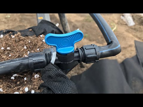 Видео: 5/20Монтаж капельного полива на малообъемке. installation of drip irrigation.