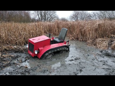 Видео: Гусеничный минитрактор испытания в болоте
