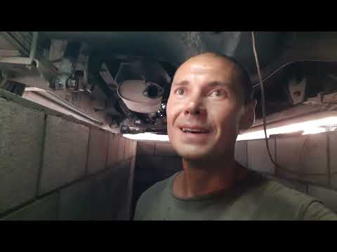 Видео: Hyundai H200 замена колодок, втулок рессоры .