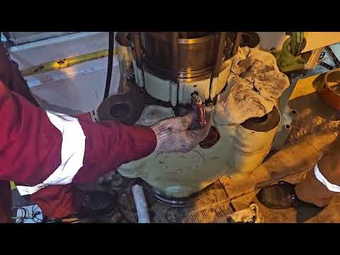 Видео: КАК ОНИ ЭТО ДЕЛАЮТ... Часть 1. Разборка выпускного клапана. Двигатели MAN B&W MC