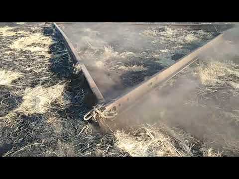 Видео: Чистим сенокос от кочки при помощи жд рельс