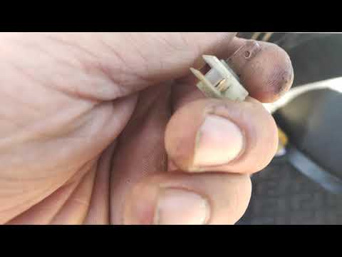 Видео: Не светится свет в багажнике lanos,СЕНС что делать,как поменять лампочку и почетить выключатель