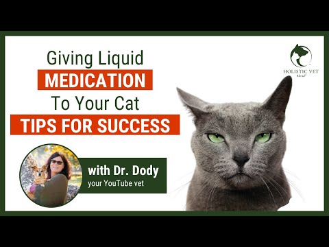 Видео: Как заставить кошку принять жидкое лекарство