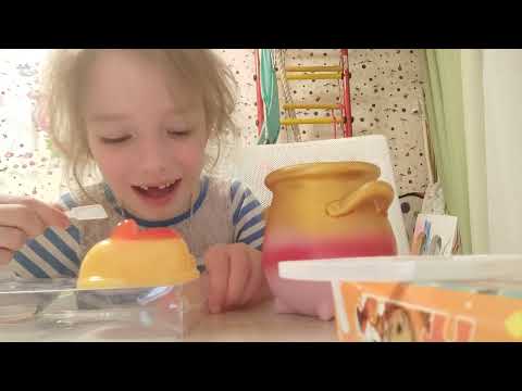 Видео: Вероника пробует сладости.