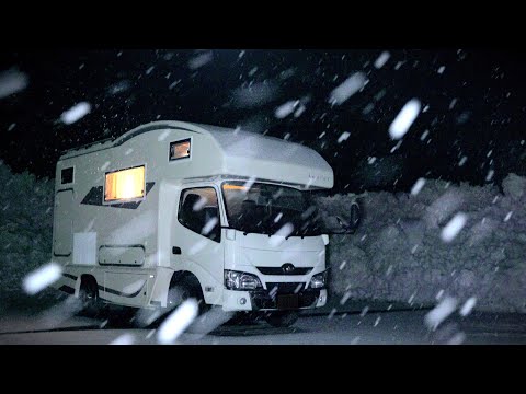 Видео: [Субтитры] Аварийная остановка из-за снежной бури! Автомобиль, замерзший в метель