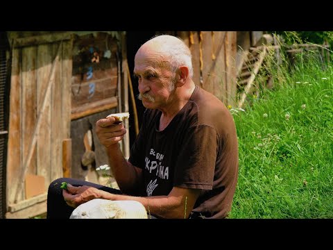 Видео: Ему 76 лет, он живет в горах и ходит больше, чем обычно.