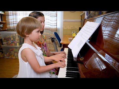 Видео: Радослава Лемешкина, 3 года. Два ансамбля из нашего третьего сборника.