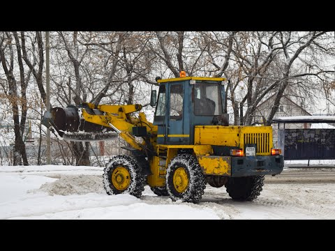 Видео: Фронтальный погрузчик ТО-30. Уборка снега.