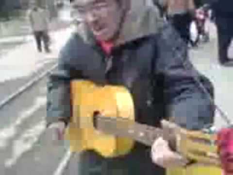 Видео: Бомж играет на гитаре!