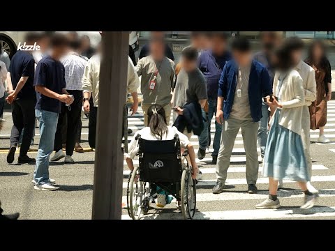 Видео: Что, если багаж женщины в инвалидной коляске выпадет на пешеходном переходе?