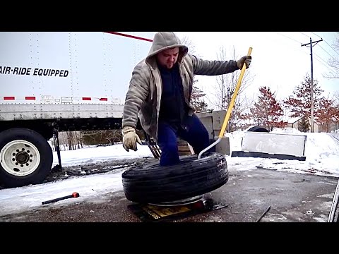 Видео: Дальнобой США/ Как разбортировать колесо от грузовика.. Кочерга для снятия резины с диска..