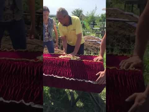 Видео: Скандал на кладбище