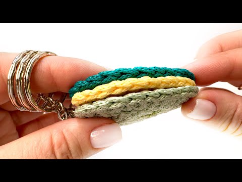 Видео: 💕 Уроки вязания крючком для новичков - брелок листик