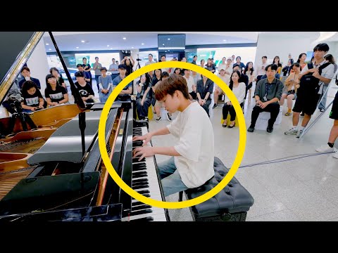 Видео: Мальчик находит пианино в здании мэрии и внезапно начинает играть «Кампанеллу» очень быстро